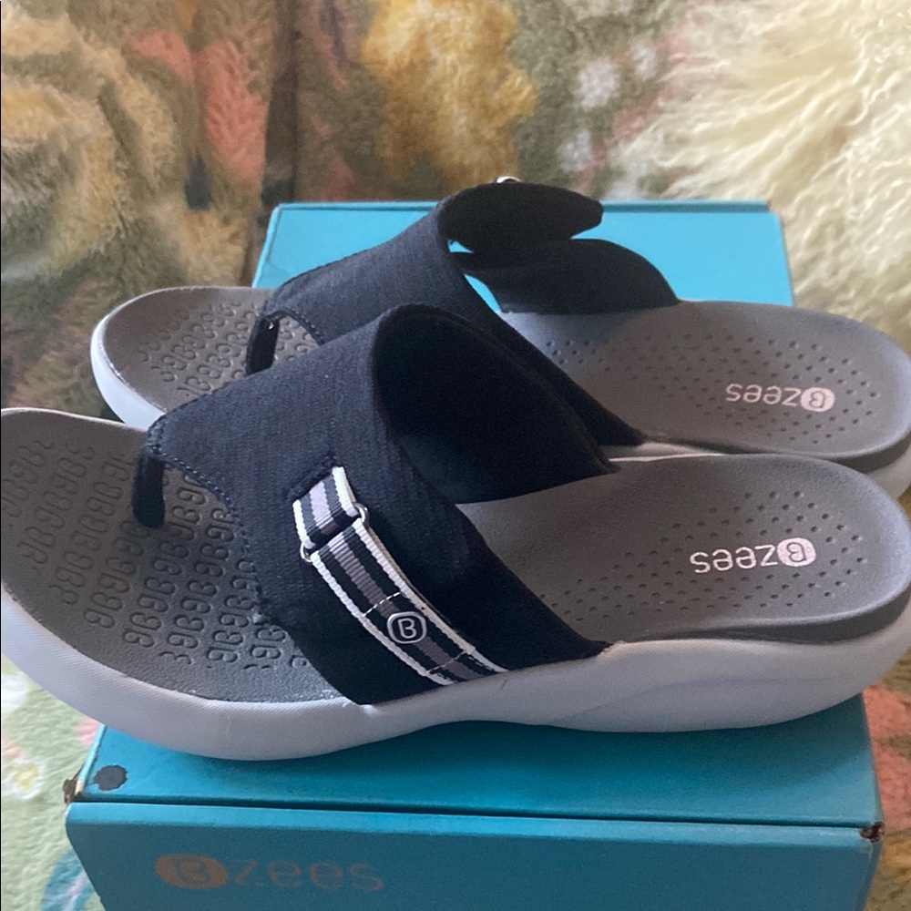 Bzees Black Sandals with Sporty Comfort and Adjustable Strap